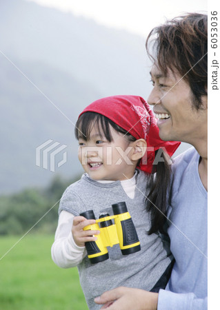 双眼鏡で遠くを見る父と娘 双眼鏡で遠くを見る父と娘 6053036