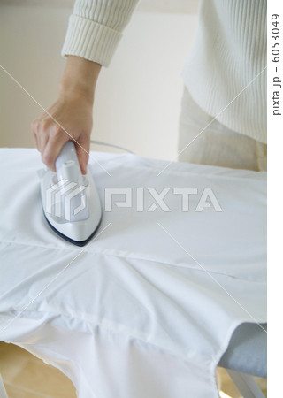 シャツにアイロンをかける女性 6053049