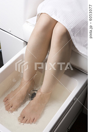 ゲルマニウム温浴をする女性の足 ゲルマニウム温浴をする女性の足 6053077