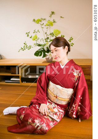 フローリングの床に座る着物姿の若い女性 フローリングの床に座る着物姿の若い女性 6053078