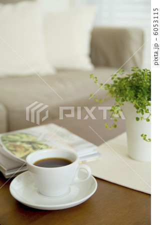 テーブルの上のコーヒーカップ テーブルの上のコーヒーカップ 6053115