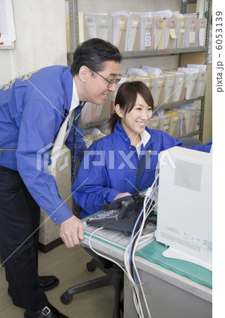 モニタを眺める上司と女性社員 6053139