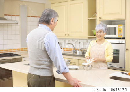 キッチンで料理をするシニアカップル 6053176