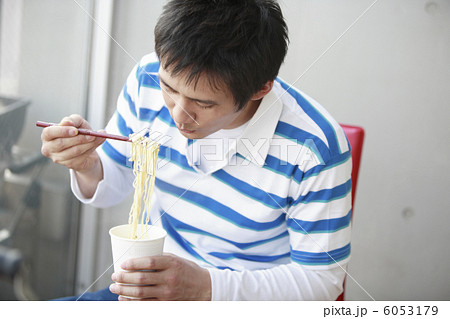 カップ麺を食べる男性 6053179