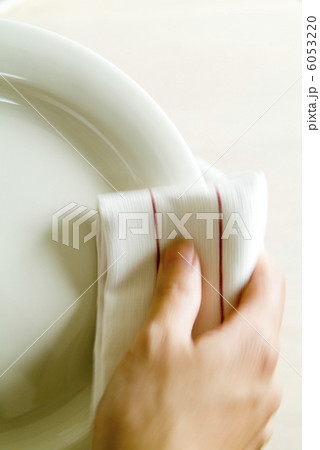 皿を拭く 6053220