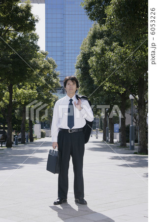 スーツの上着を肩に掛けて立つ男性 スーツの上着を肩に掛けて立つ男性 6053226