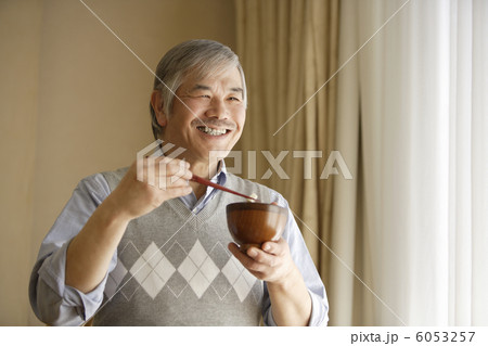 朝食を食べるシニア男性 6053257