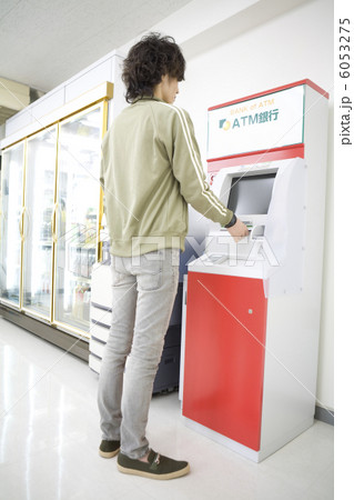 ATMでお金を下ろす男性 6053275