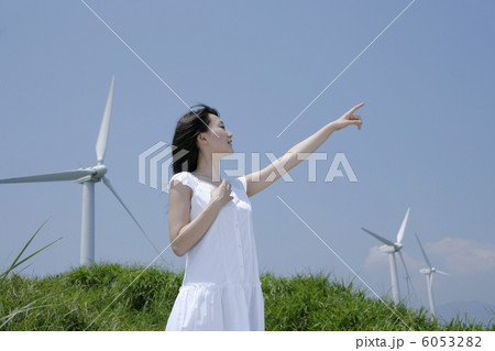 草原で遠くを指差す若い女性 草原で遠くを指差す若い女性 6053282
