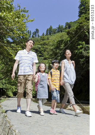 行楽地を歩く家族4人 行楽地を歩く家族4人 6053283