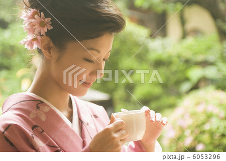 コーヒーを飲む和服姿の女性 6053296