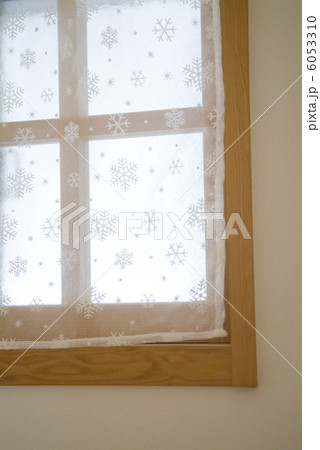 雪の柄のカーテンがかかった窓 6053310