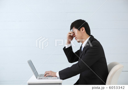 疲れ目に悩む若い男性 6053342