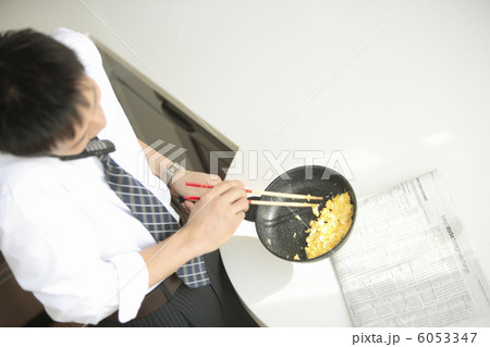 卵を料理する男性 卵を料理する男性 6053347
