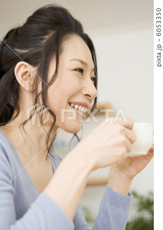 お茶をしながら談笑する30代主婦 6053350