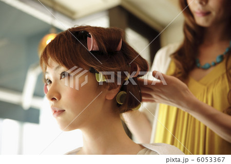 髪にロットを巻かれる女性 6053367