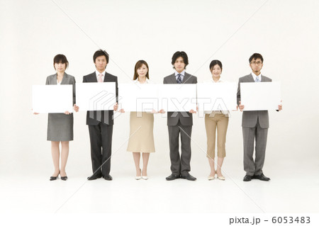 メッセージボードを持つ若者 6053483