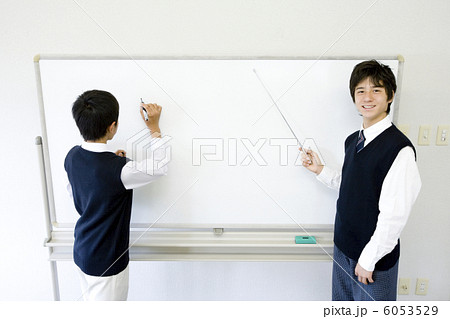 ホワイトボードに書く男子中学生たち 6053529