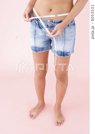 メジャーをあてた女性のウェスト 6053531