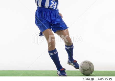 ボールを蹴るサッカー選手 ボールを蹴るサッカー選手 6053539