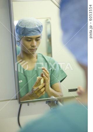 手術前に手洗いをする医師 6053554