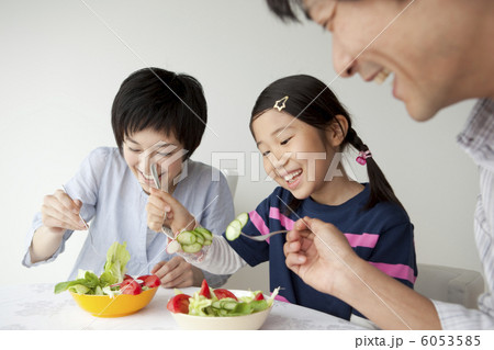 野菜を食べる親子３人 6053585