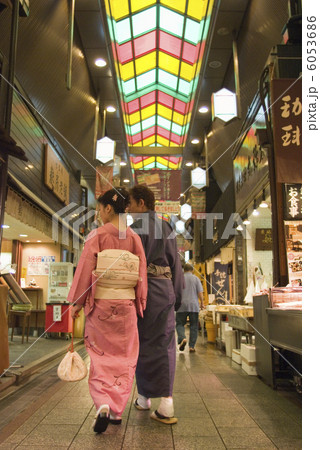 錦通りを歩く和服姿の男女 錦通りを歩く和服姿の男女 6053686