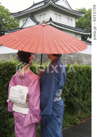 一本の蛇の目傘に二人で入る和服姿の男女 一本の蛇の目傘に二人で入る和服姿の男女 6053709