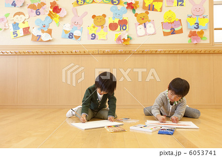 お絵描きをする男の子２人 6053741