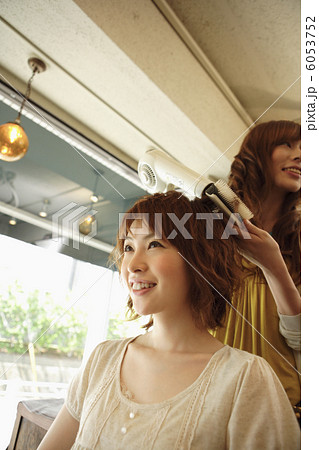 髪をブローされる女性 6053752