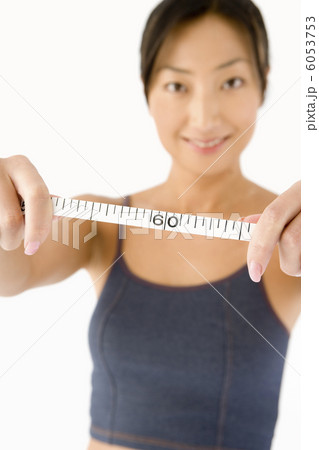 メジャーを持つ女性 6053753