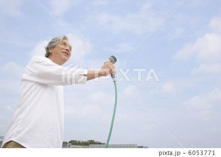 ベランダで水を撒くシニア男性 ベランダで水を撒くシニア男性 6053771