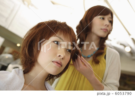 髪型をチェックする女性と美容師 6053790