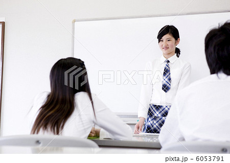 発表する中学生たち 6053791