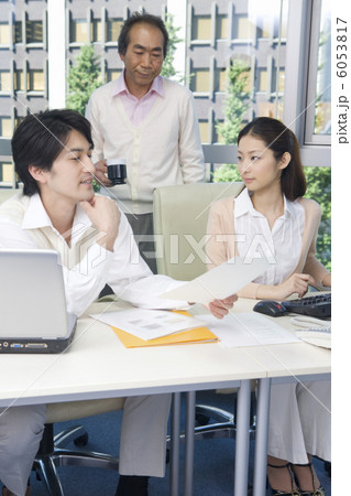 オフィスで打ち合わせをする男女３人 6053817