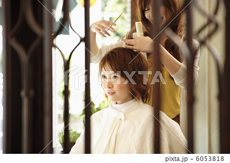 髪をカットされる女性 6053818