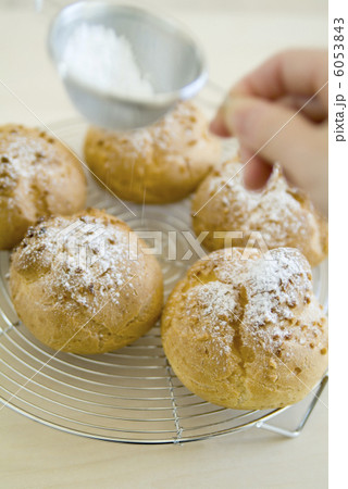 シュークリームに粉砂糖を振りかける 6053843