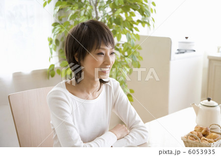 お茶をしながら談笑する20代主婦 お茶をしながら談笑する20代主婦 6053935