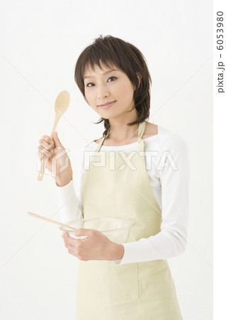 ボールと木のスプーンを持つ20代主婦 6053980