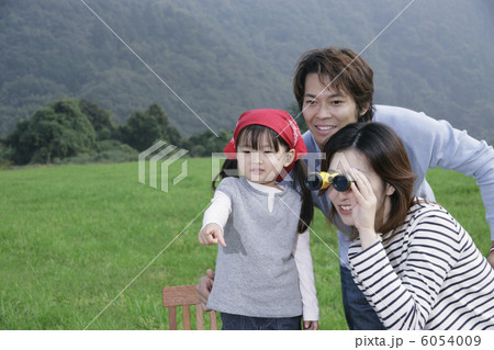 双眼鏡で遠くを見る親子3人 6054009