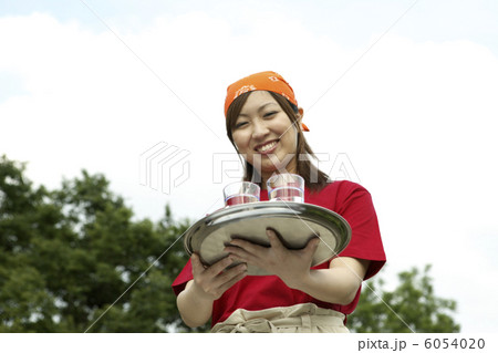 オープンカフェのウェイトレス オープンカフェのウェイトレス 6054020