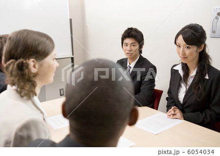 商談をする男女 商談をする男女 6054034
