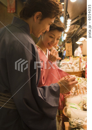 店先に並んだ漬け物を眺める和服姿の男女 店先に並んだ漬け物を眺める和服姿の男女 6054035