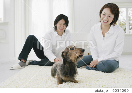 ミニチュアダックスフント・ワイヤーヘアーと男女2人 ミニチュアダックスフント・ワイヤーヘアーと男女2人 6054099