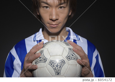 ボールを持ったサッカー選手 6054172