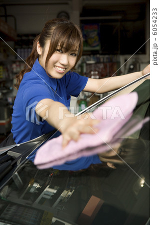 車の窓を拭く女性店員 車の窓を拭く女性店員 6054233