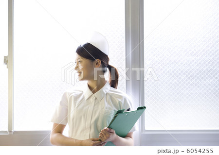 カルテを持つ女性看護師 6054255