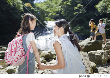 渓流で娘の手を握る母親 渓流で娘の手を握る母親 6054276