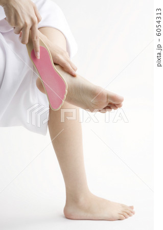 足の裏の手入れをする女性 6054313