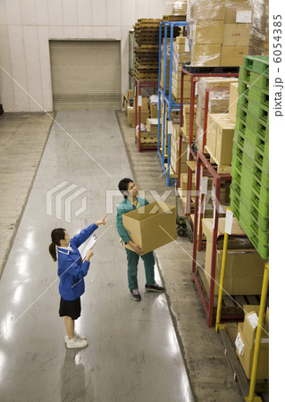 倉庫内で作業する男女 6054385